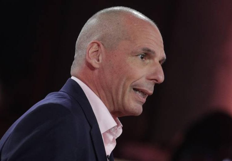 Άγνωστοι επιτέθηκαν στον Γ. Βαρουφάκη στα Εξάρχεια-Του έσπασαν τη μύτη