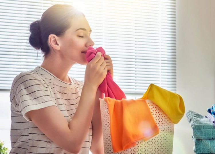 Το κόλπο στο σιδέρωμα για να μυρίζουν τα ρούχα σας μαλακτικό