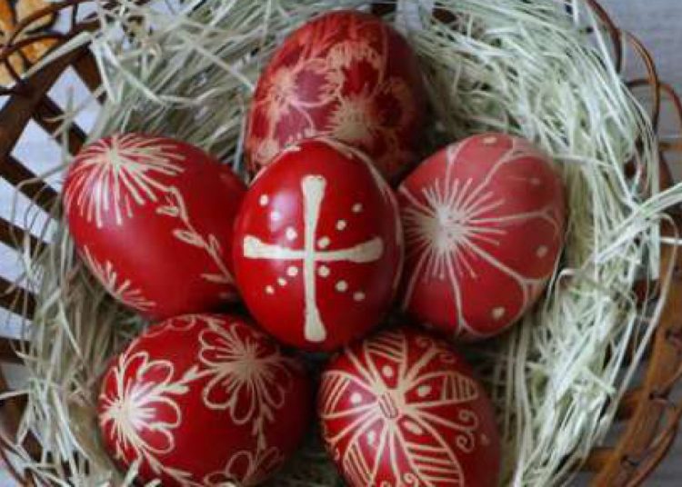 Μ. Πέμπτη: Βάφουμε αυγά-Πώς να τα βάψετε με φυτικές βαφές