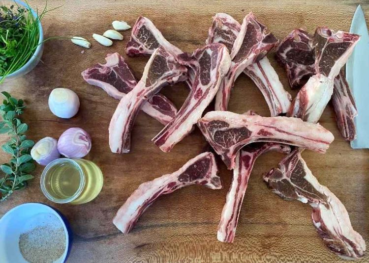 Παϊδάκια προβατίνας στα κάρβουνα με salsa πράσινων μυρωδικών