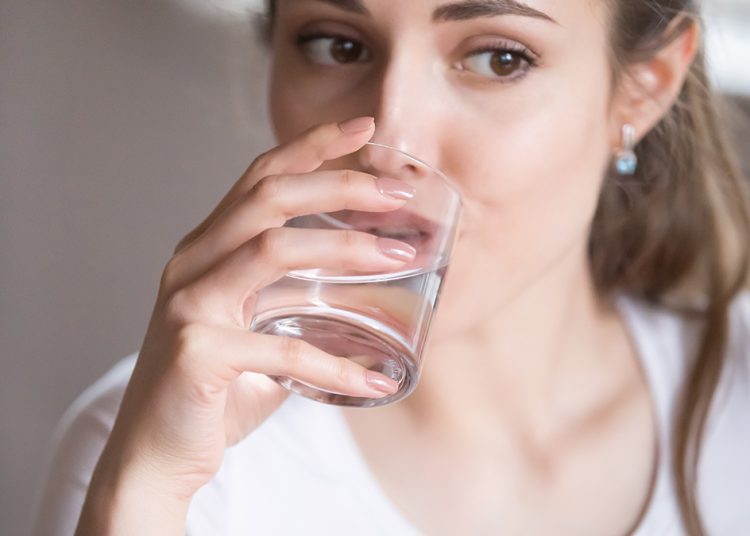 Δυσκοιλιότητα: Τι να πίνουμε κάθε πρωί για να λειτουργεί εύρυθμα το έντερο