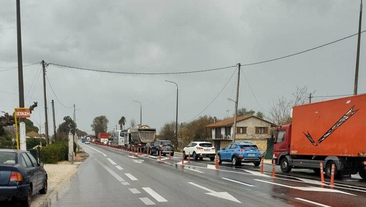 Χαμός στην Πατρών-Πύργου – “Ξέμεινε” φορτηγό στις κορύνες-Ουρά χιλιομέτρων