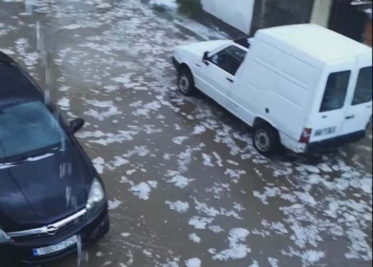 Ηλεία: Προβλήματα από χαλαζόπτωση-Αμαλιάδα πλημμύρησε δρόμος
