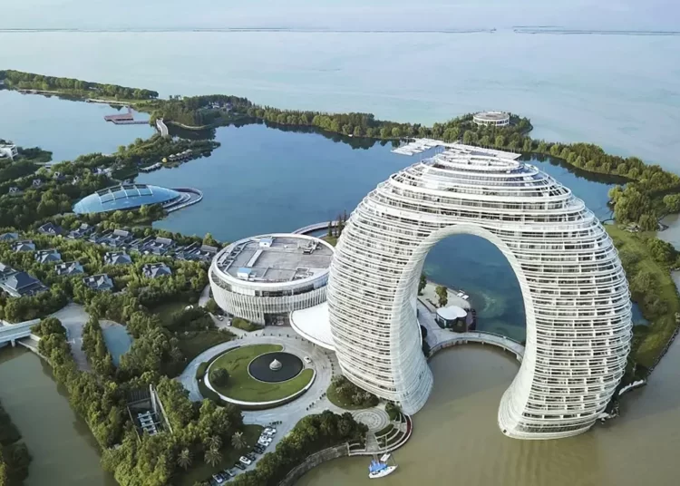 Τα πιο “διαστημικά” δωμάτια ξενοδοχείου σε ένα κορυφαίο αρχιτεκτονικό κομψοτέχνημα