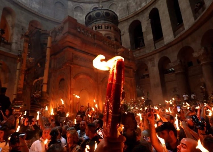 Άγιο Φως: Πότε θα φτάσει στην Ελλάδα – Πώς θα μεταφερθεί στην υπόλοιπη χώρα