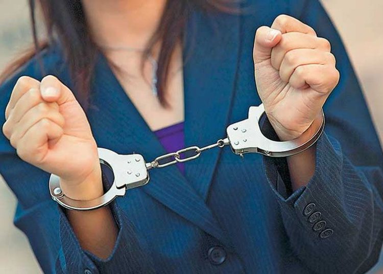 Πύργος: Τρεις γυναίκες μπήκαν σε μαγαζί και βγήκαν κλέβοντας αλυσίδες