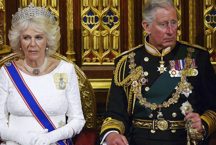 Άνω κάτω η Αγγλία: Παρών στην στέψη του Κάρολου ο πρώην σύζυγος της Καμίλα