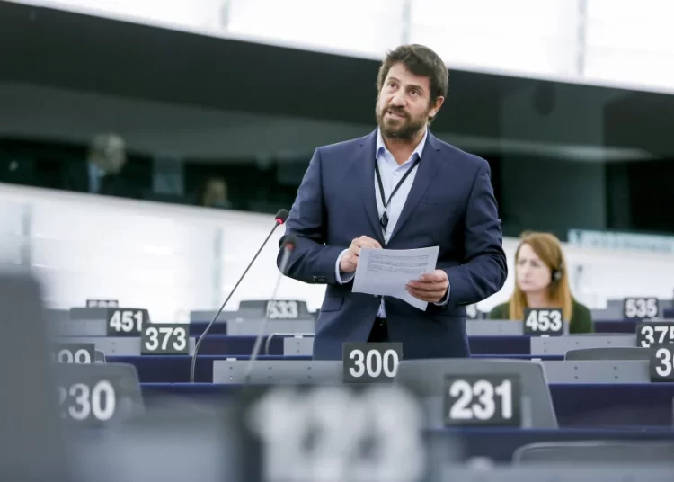 Αλέξης Γεωργούλης: Ποια είναι η γυναίκα που φέρεται να ετοιμάζει επίσημη καταγγελία, πώς συνδέεται με τον άνδρα καταγγέλλοντα