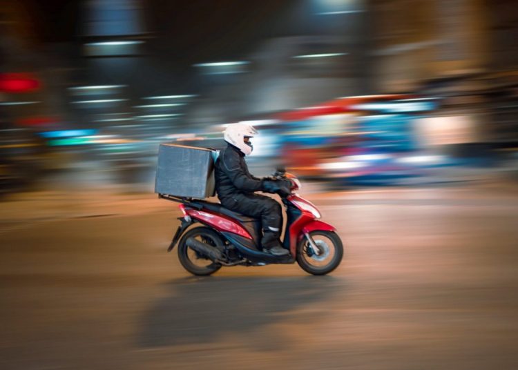 Αμαλιάδα: Απείλησαν με όπλα & λήστεψαν ντελιβερά