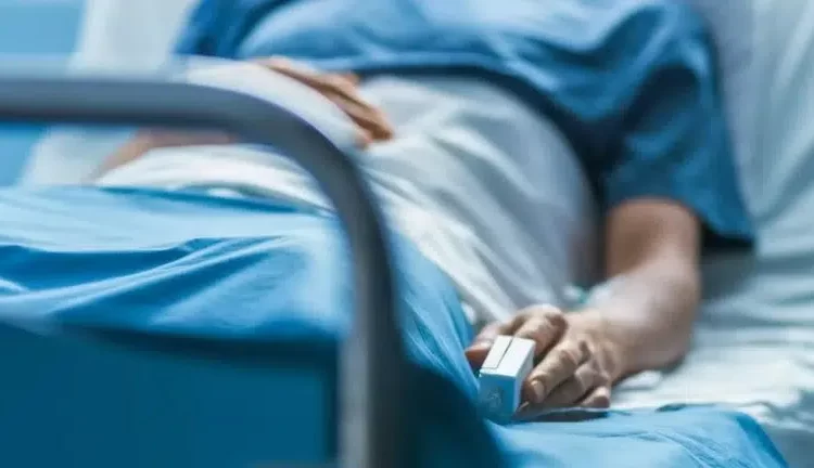 Ήπιε νέφτι αντί για νερό! Διασωληνώθηκε στο νοσοκομείο Ρίου