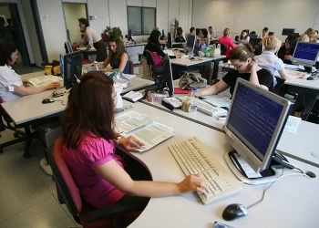 Υπουργείο Εσωτερικών: Τέλος στις άδειες από τη «σημαία» που παίρνουν οι δημόσιοι υπάλληλοι