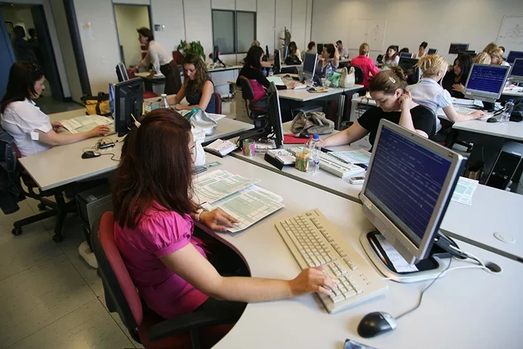 Υπουργείο Εσωτερικών: Τέλος στις άδειες από τη «σημαία» που παίρνουν οι δημόσιοι υπάλληλοι