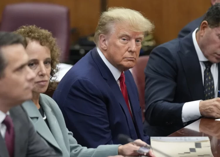 Ιστορική μέρα για τις ΗΠΑ: Συνελήφθη ο Ντόναλντ Τραμπ – Περιμένει να του απαγγελθούν κατηγορίες