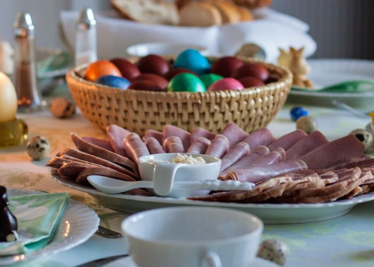Πασχαλινό τραπέζι: Προβληματίζουν οι αυξημένες τιμές- Τι σχεδιάζεται στην αγορά