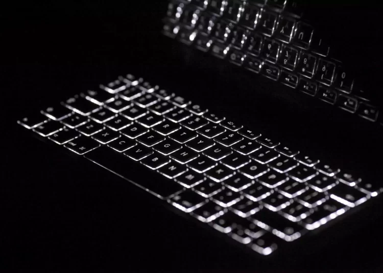 Ανυποψίαστες γυναίκες θύματα διαδικτυακού εκβιασμού – Πώς οι επιτήδειοι επεξεργάζονται τις φωτογραφίες τους