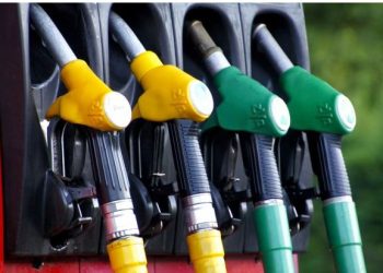 Βενζίνη: «Πέταξε» πάνω από τα 2 ευρώ το λίτρο η τιμή της αμόλυβδης – Νέο «ράλι» του πετρελαίου στις διεθνείς αγορές