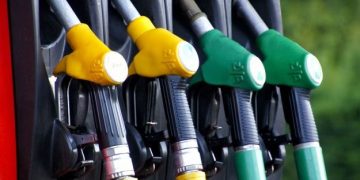 Βενζίνη: «Πέταξε» πάνω από τα 2 ευρώ το λίτρο η τιμή της αμόλυβδης – Νέο «ράλι» του πετρελαίου στις διεθνείς αγορές