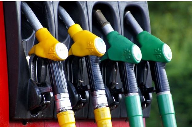 Βενζίνη: «Πέταξε» πάνω από τα 2 ευρώ το λίτρο η τιμή της αμόλυβδης – Νέο «ράλι» του πετρελαίου στις διεθνείς αγορές