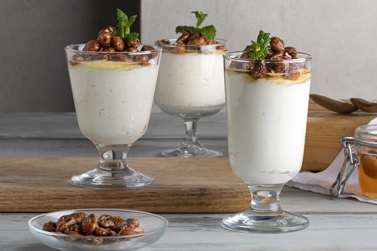 Μουsse λευκής σοκολάτας με καραμελωμένα αμύγδαλα