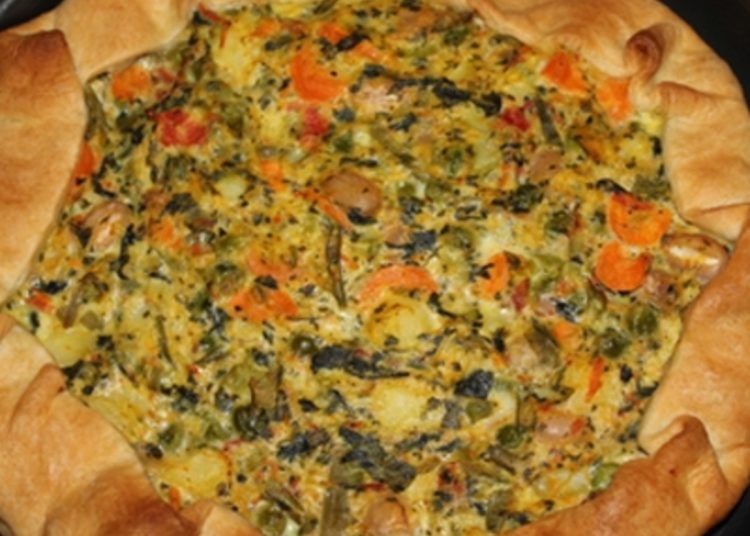 Νηστίσιμη ανοιχτή πίτα λαχανικών με μυρωδικά