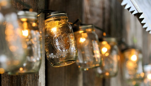 7 απίθανα πράγματα που μπορείτε να κάνετε με άδεια βαζάκια στη βεράντα