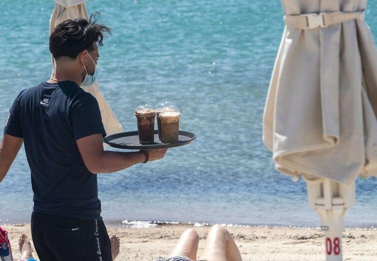 Εκλογές: Αποκλείουν 220.000 πολίτες-Φεύγουν για σεζόν χωρίς να ψηφίσουν