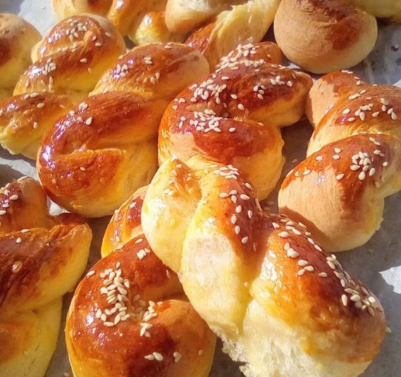 Τσουρεκάκια της Λαμπρής σκέτα ή με σταγόνες σοκολάτας