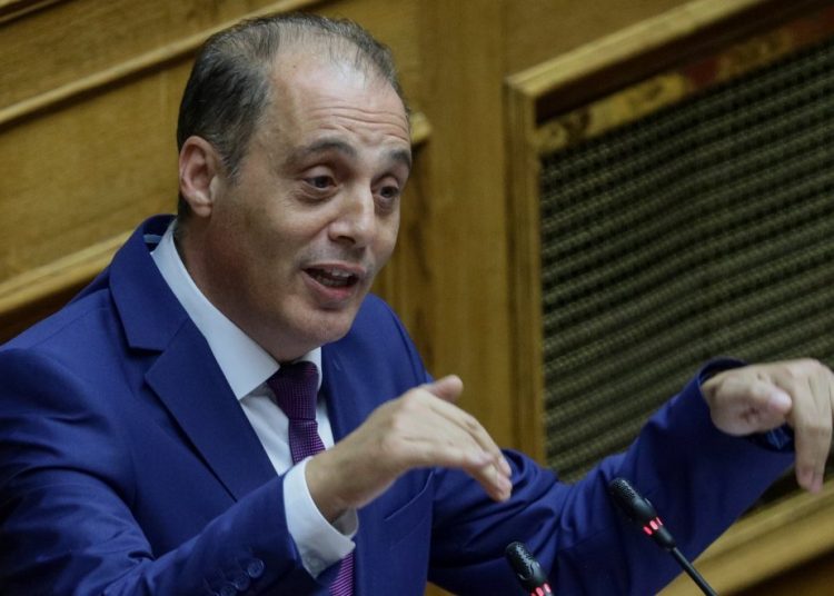 Ο Βελόπουλος φοβάται «αποστασίες»-Δημοσιεύματα μιλούν για 3 βουλευτές