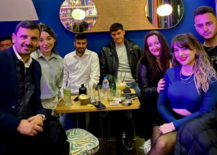 Ο Ανδρέας Νικολακόπουλος υποδέχτηκε νέους σε μπαράκι-Με τη νεολαία βάζουμε θεμέλια και χτίζουμε ένα καλύτερο αύριο