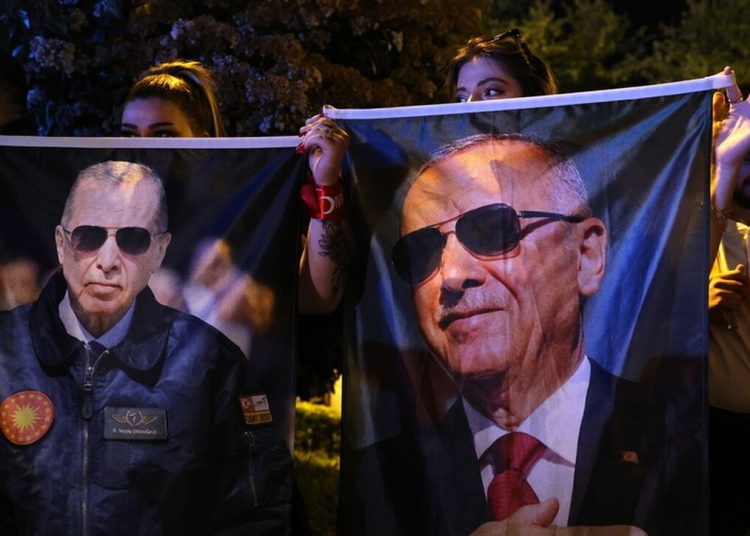 «Πολύ σκληρός για να πεθάνει» ο Ταγίπ Ερντογάν-Σε δεύτερο γύρο θα κριθεί ο νικητής