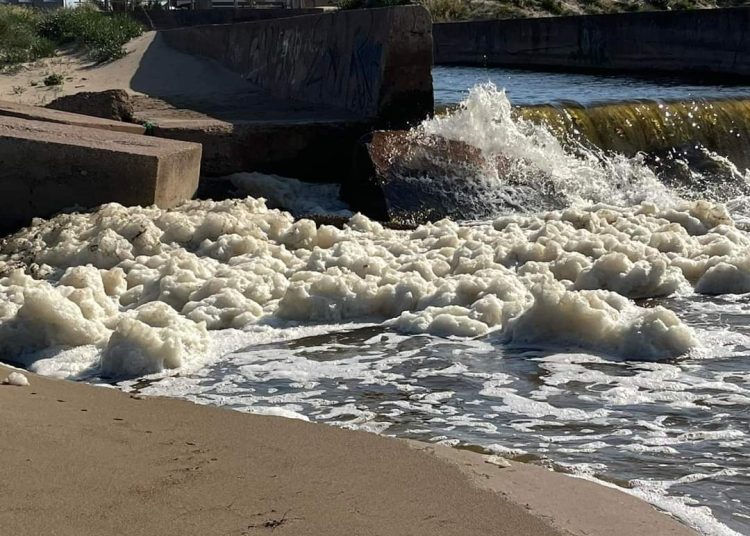 …οι αφροί της ρύπανσης … υποδέχονται την Πρωτομαγιά στο Κατάκολο Πύργου Ηλείας …κατάντια και αίσχος …!