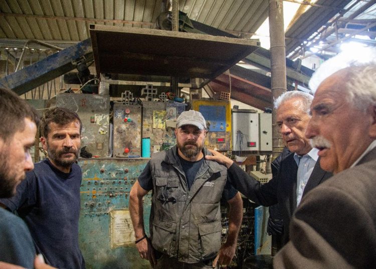 Εργοστάσια στην Ηλεία επισκέφτηκε ο Δημήτρης Αβραμόπουλος