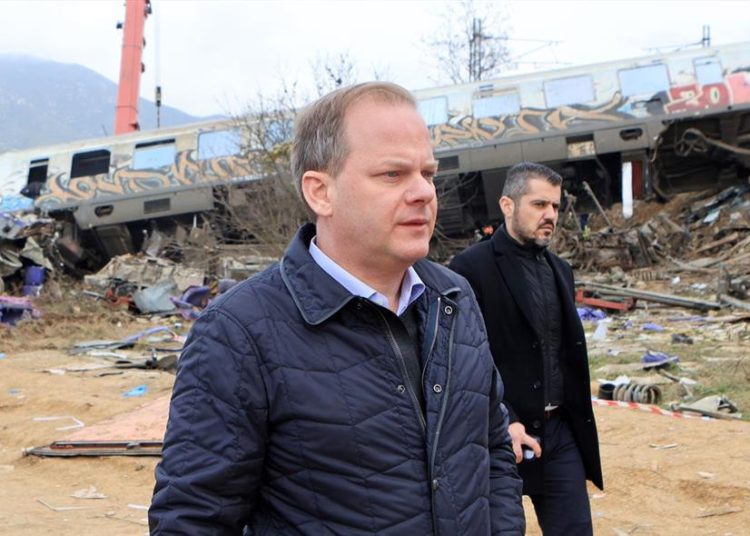 Συγγενείς θυμάτων των Τεμπών κάνουν πορεία κατά της υποψηφιότητας Καραμανλή