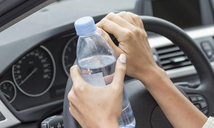 ΚΟΚ: Πρόστιμο ακόμα και όταν πίνεις νερό ενώ οδηγείς