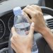 ΚΟΚ: Πρόστιμο ακόμα και όταν πίνεις νερό ενώ οδηγείς