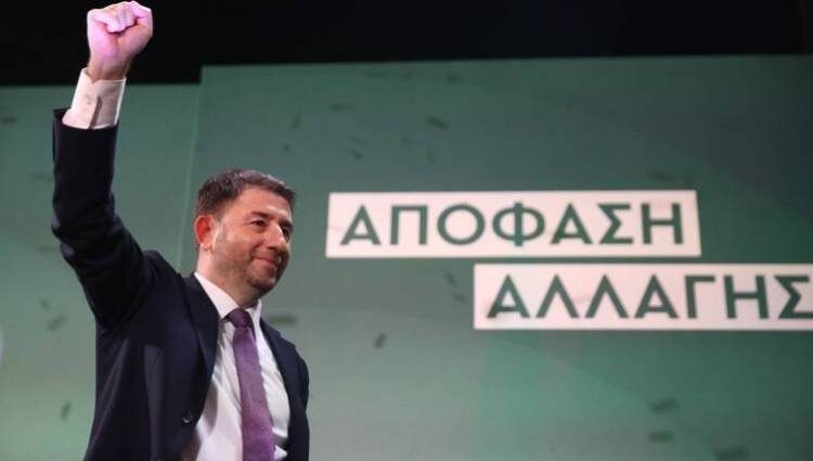 Πανηγυρικό το κλίμα στη Χαριλάου Τρικούπη – «Νικητής» δηλώνει ο Ανδρουλάκης