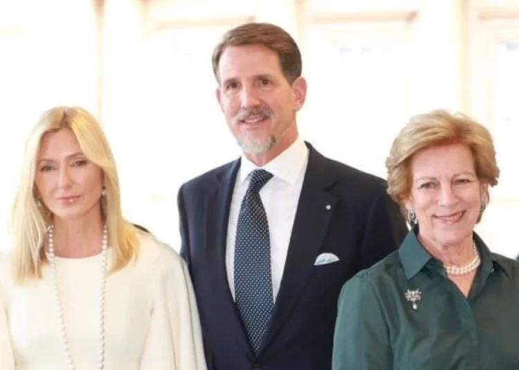 Στη δεξίωση του βασιλιά Καρόλου στο Μπάκιγχαμ η Άννα Μαρία μαζί με τον Παύλο και την Μαρι Σαντάλ