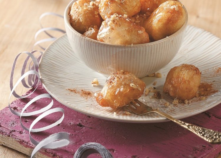 Φτιάχνουμε λουκουμάδες: 12 συνταγές για πρωινό, απογευματινό ή brunch