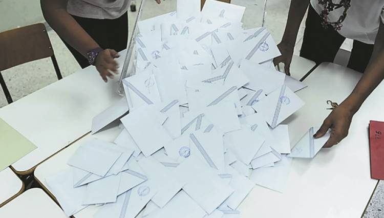 Τρελές ιστορίες στην κάλπη: Κόλλυβα, αγκυλωτοί σταυροί και… οικογενειακή ψηφοφορία