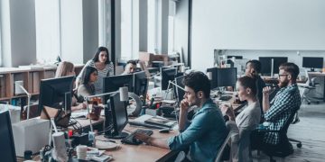 Ελλάδα: Παγώνουν οι αυξήσεις μισθών μετά από πίεση της Ευρώπης