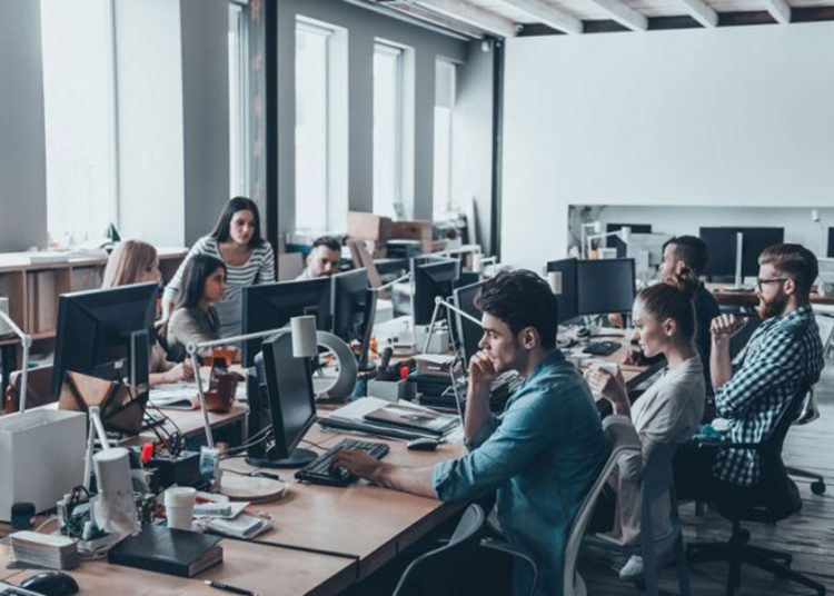 Ελλάδα: Παγώνουν οι αυξήσεις μισθών μετά από πίεση της Ευρώπης