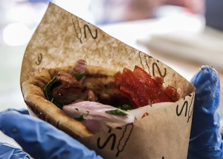 Αγγελία για τυλιχτή σε σουβλατζίδικο στη Μύκονο με αμοιβή 3.600 ευρώ