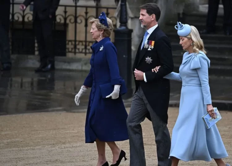 Στέψη Καρόλου: Ντυμένες στα μπλε η Μαρί Σαντάλ και η Άννα Μαρία