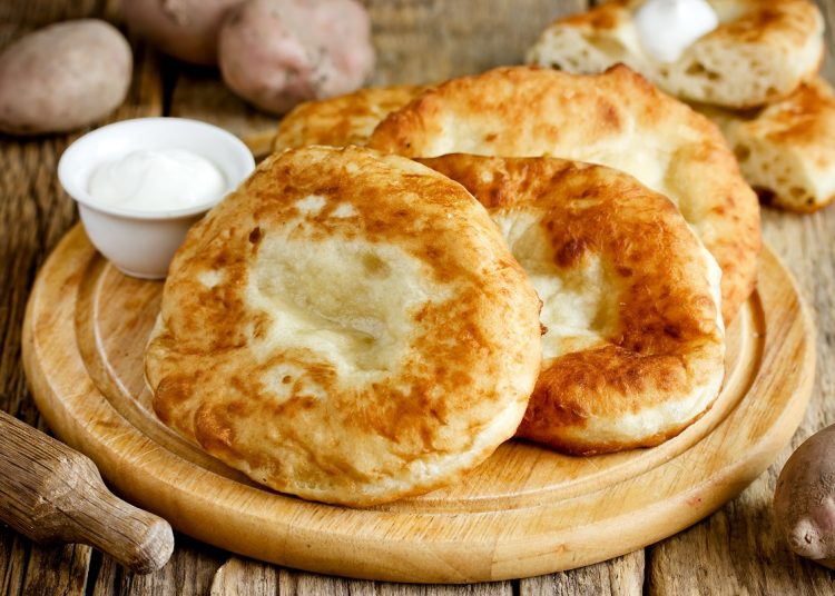 Τηγανόψωμο, το απλό και μυρωδάτο έδεσμα, με ρίζες από την αρχαιότητα