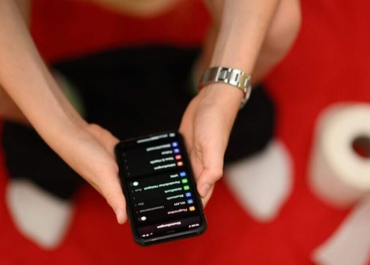 Γιατί δεν πρέπει να παίρνεις το κινητό σου στην τουαλέτα