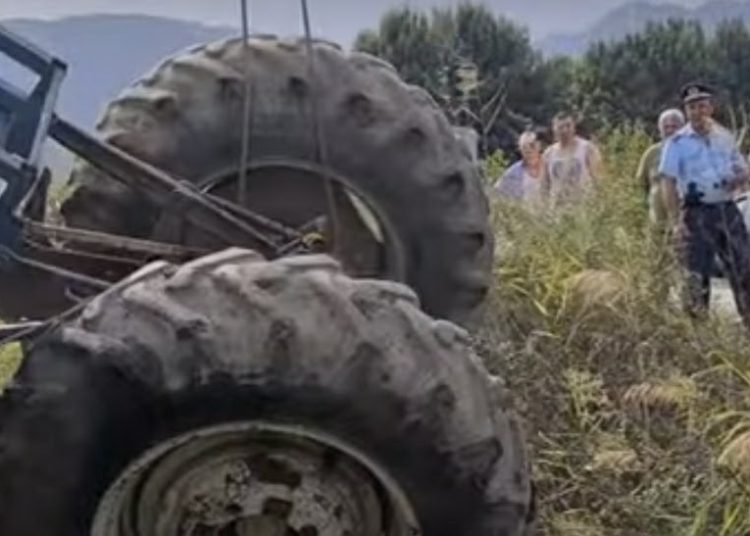 Χάβαρι: Τρακτέρ έπεσε σε κανάλι μαζί με τον οδηγό