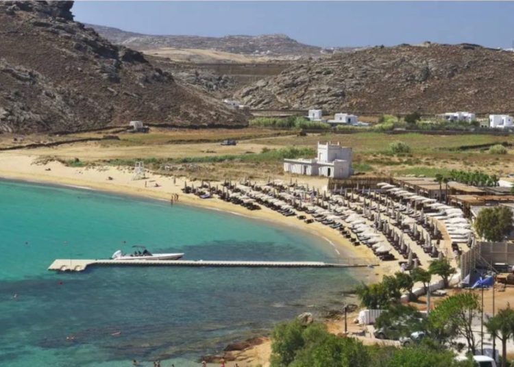 Μύκονος: Μπράβοι σε μαγαζί απαγορεύουν στον κόσμο να πάει στην παραλία στον Πάνορμο