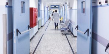 Δυτ. Ελλάδα: Ο ασθενής έσπασε στο ξύλο δύο γιατρούς