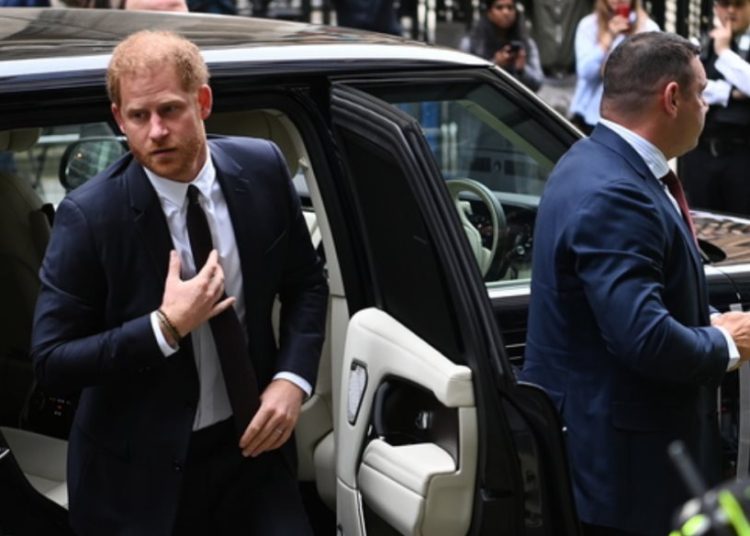 Στο δικαστήριο πάει ο πρίγκιπας Χάρι εφημερίδες-Υπέκλεπταν συνομιλίες του