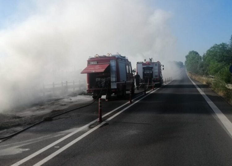 Πατρών-Πύργου: Φωτιά σε φορτηγό με μπάλες σανό εν κινήσει